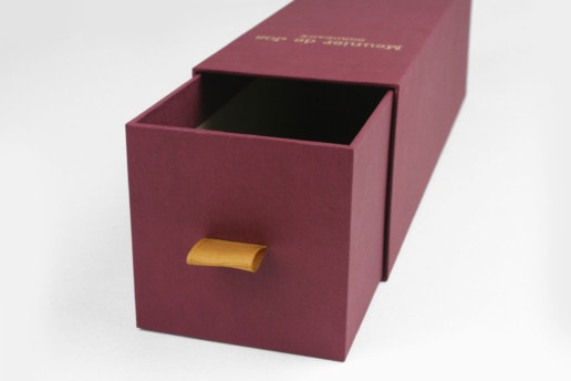 Коробка выдвижная подарочная под вино, приоткрытая