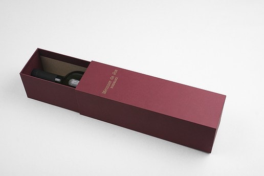 Коробка выдвижная подарочная под вино, фото с бутылкой вина