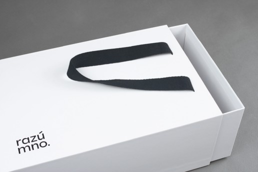 Коробка — пакет с ручками, логотип